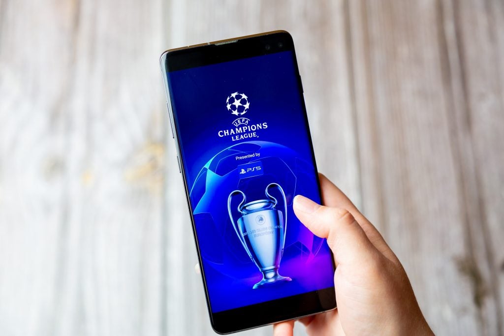 Celular passando a Champions League.