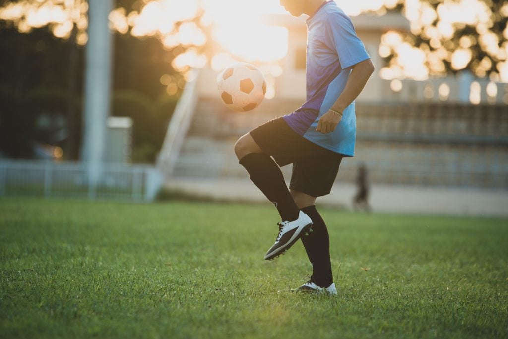 Jogado jogando bola.