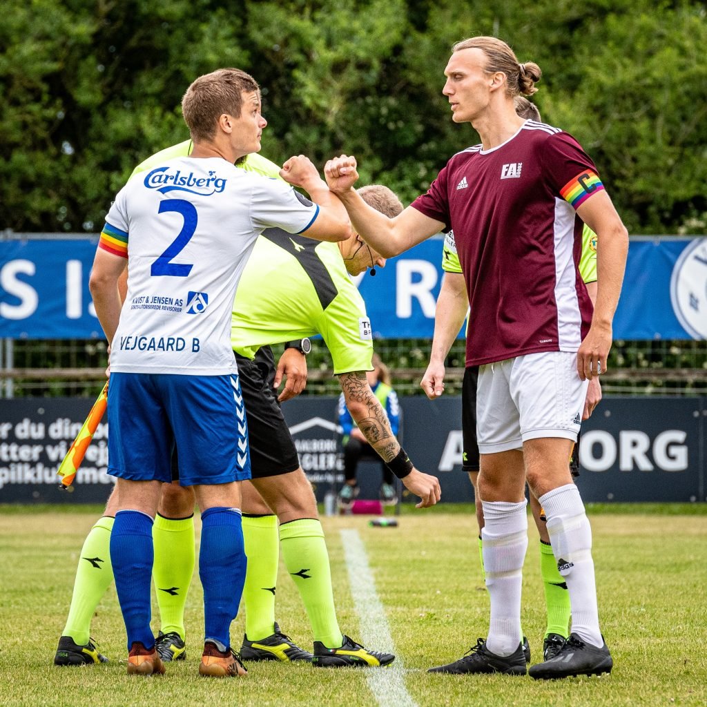 Dois jogadores se cumprimentando.