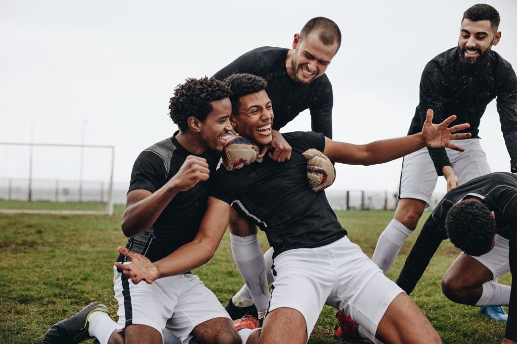 Jogadores comemorando.