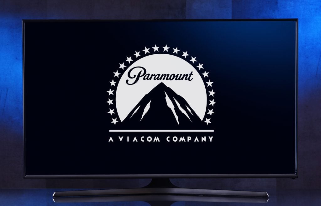 Imagem escura com televisão ao fundo com logo da Paramount