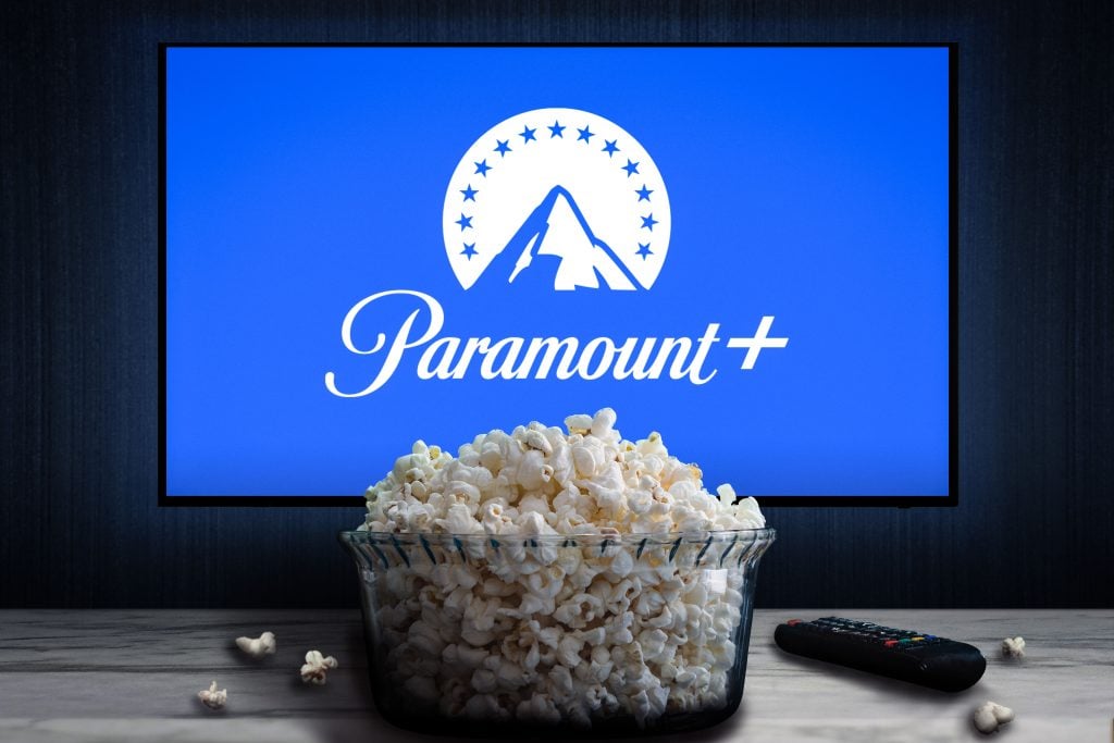 Fundo claro com um balde de pipoca pronta para começar a ver os melhores filmes da Paramount