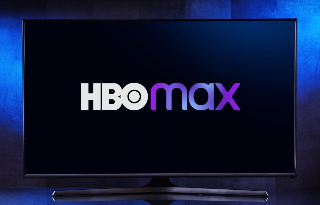 Fundo escuro com uma televisão e o logo do HBO Max