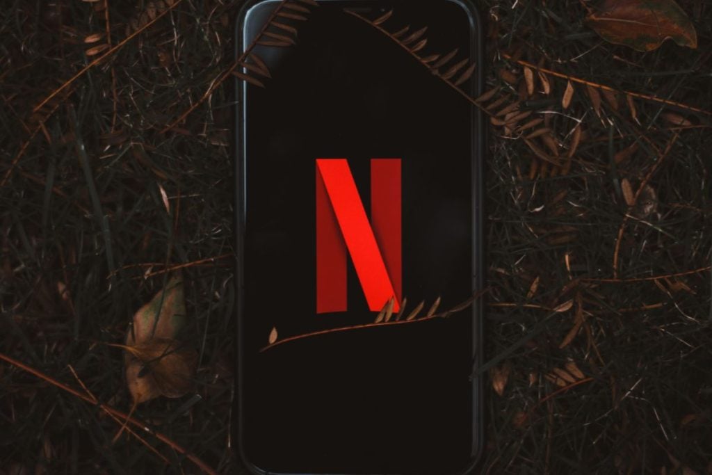 imagem com um telefone com o logo da netflix