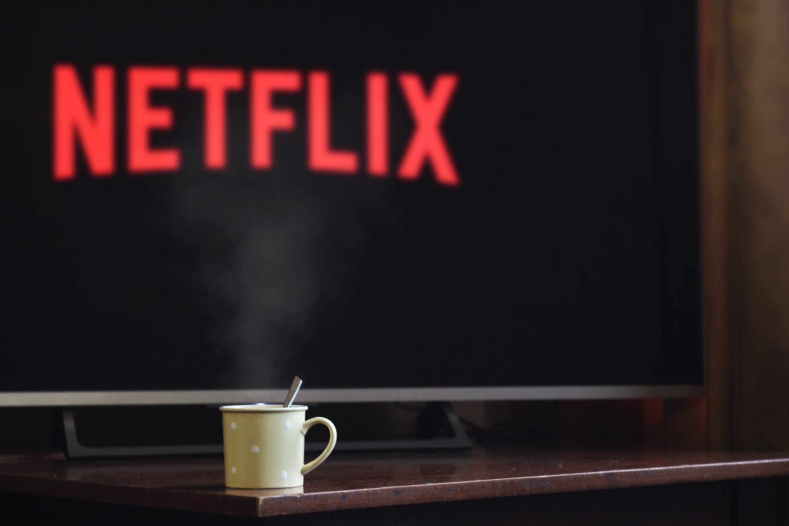 fundo de televisão com o aplicativo da netflix anunciando