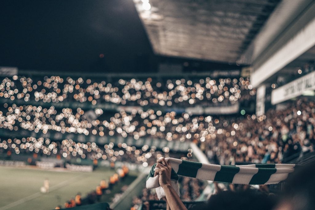 Torcida em estádio.