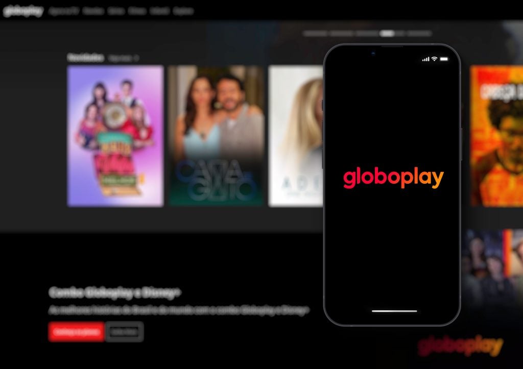 Tela do celular com a logo do Globoplay e uma TV funcionando ao fundo.