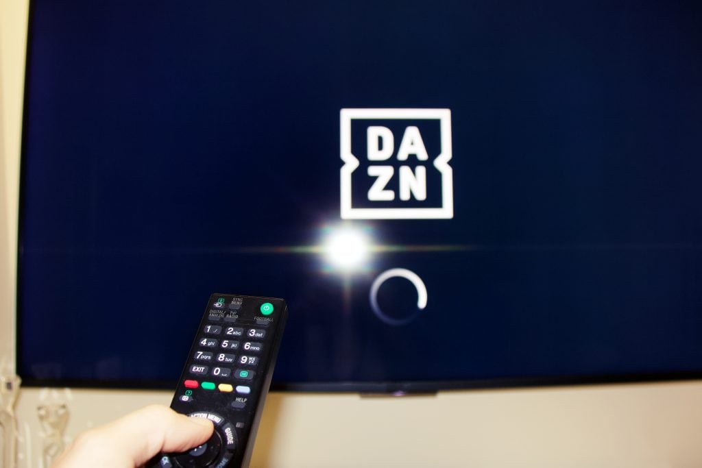 controle remoto ligando tv com o dazn