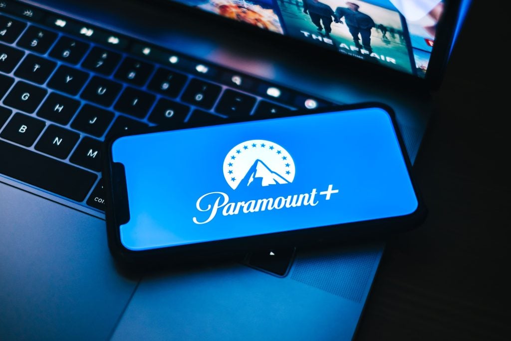 Tela de celular com a logo do streaming Paramount Plus