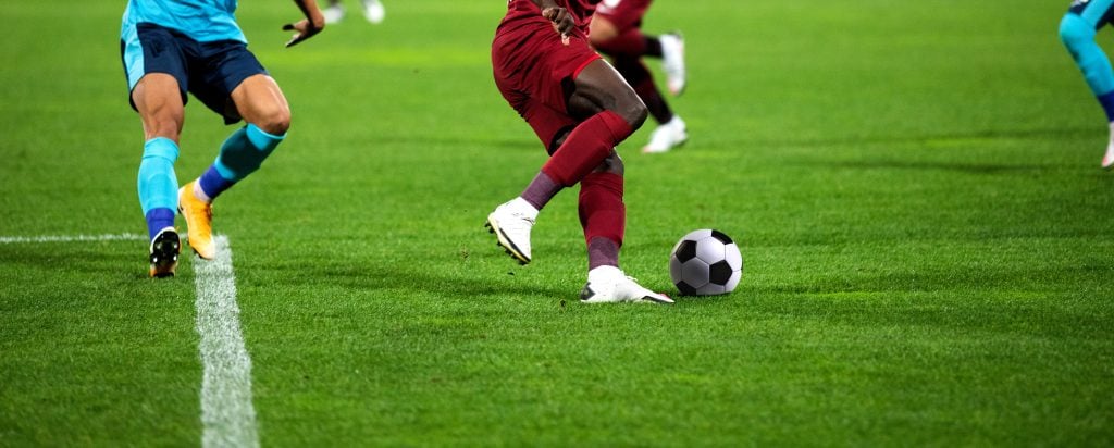 jogadores em campo com bola