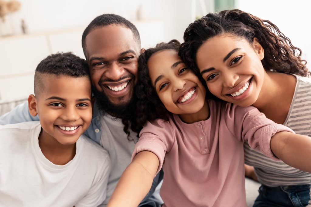 família sorrindo