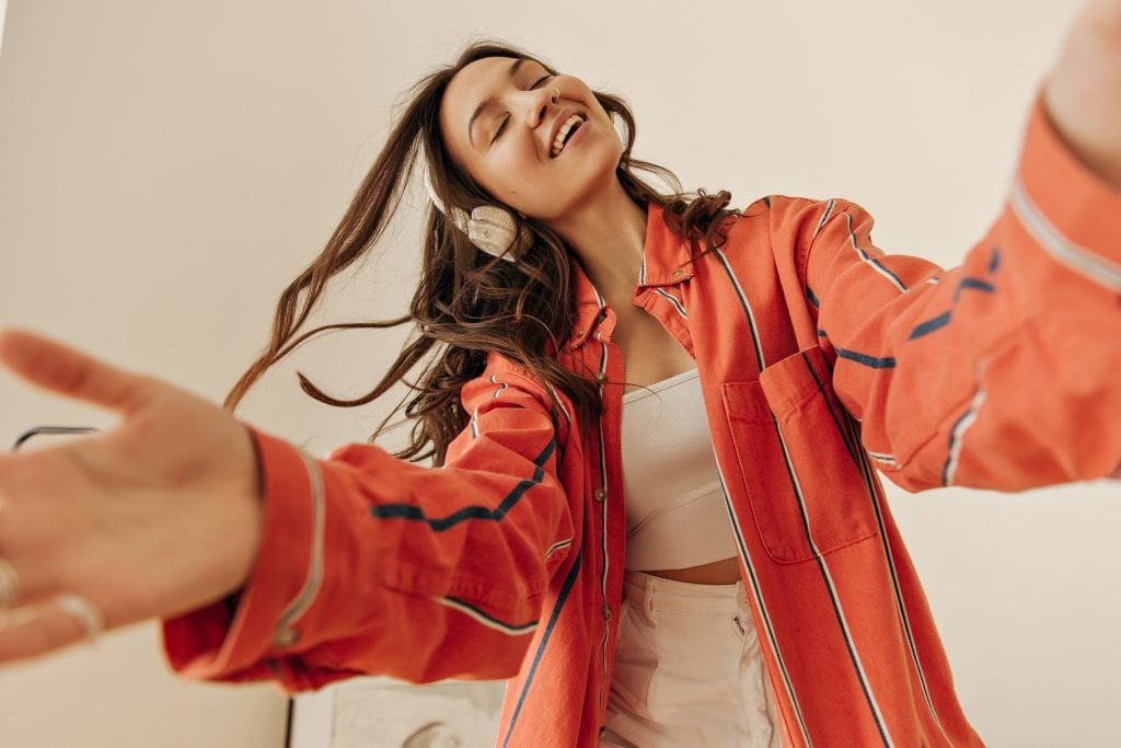 mulher feliz com fone de ouvido