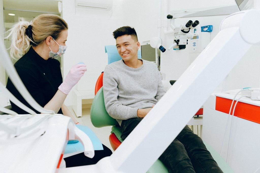 Pessoa sendo atendida pelo dentista