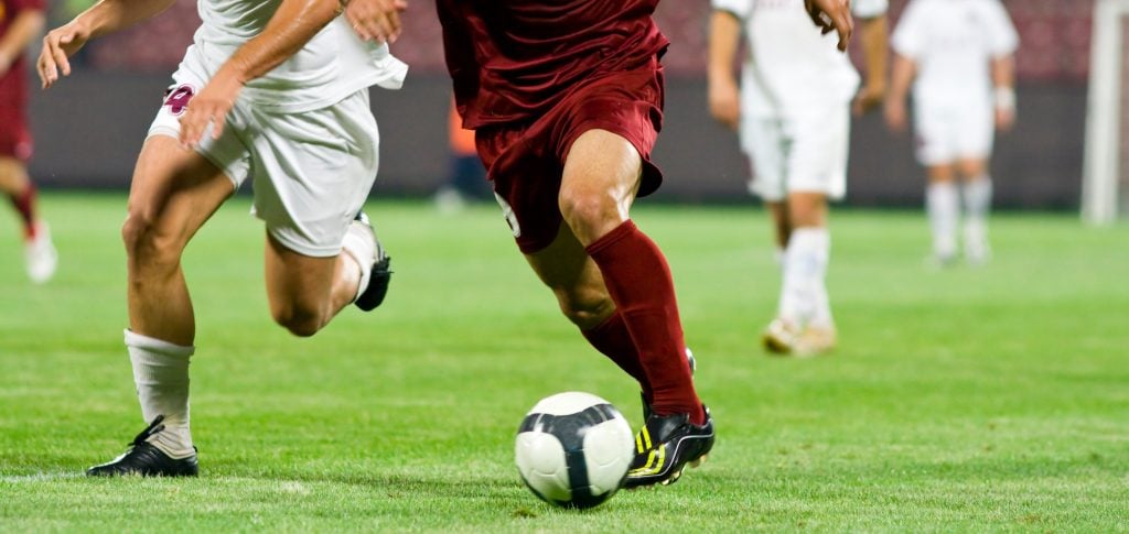 jogadores disputando a bola